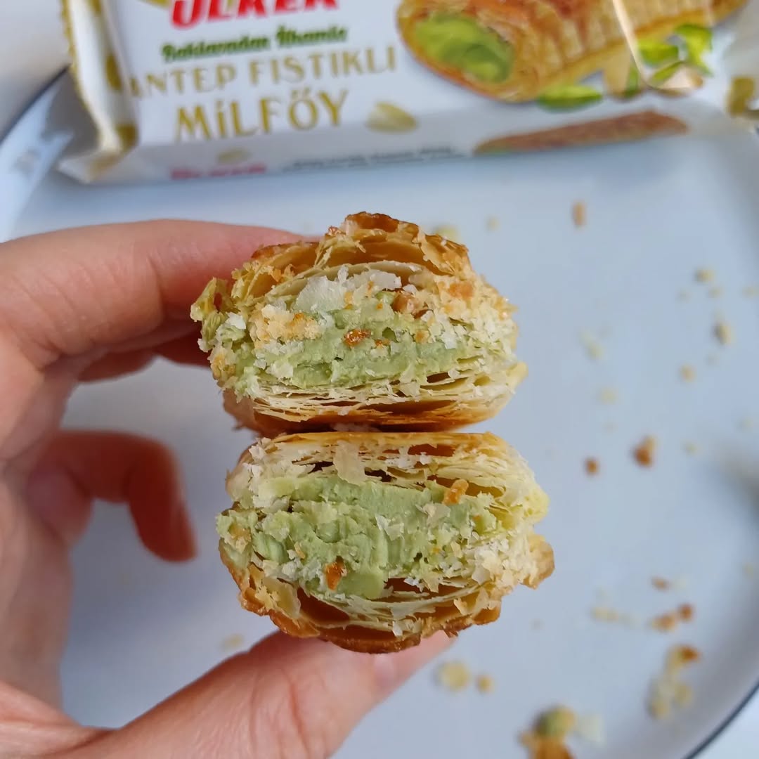 Kat Kat Tat Crispy Puff Pastry with Pistachio Cream - 28g x 24 Pieces