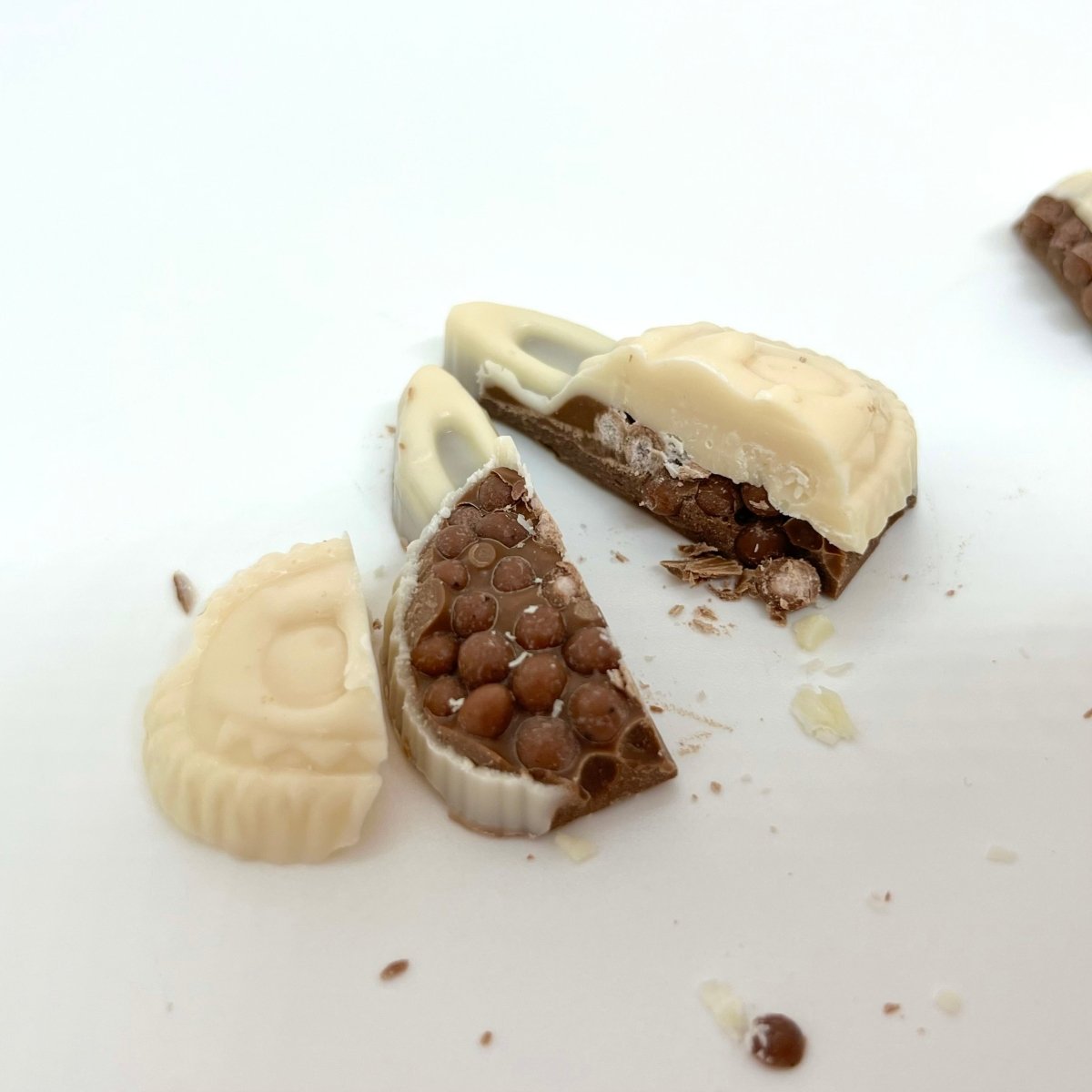 Vezir Lbumi de Crunchy Collectible Mystery Chocolate - White & Rice Crispy - 28g - Aladdin Business